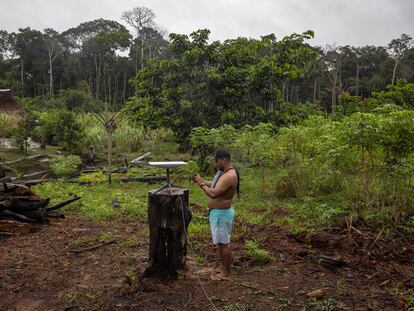 Un hombre de la tribu marubo en Brasil junto a una antena del satélite Starlink, el pasado 6 de abril.