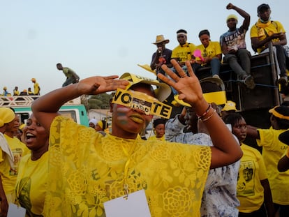 Seguidores de Ousainou Darboe, exvicepresidente de Gambia y principal líder opositor, durante un acto electoral el jueves