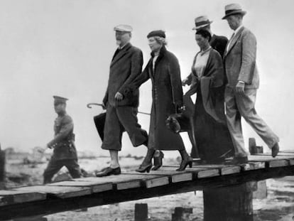 Llegada de Trotsky a México en 1937, junto a su esposa Natalia Sedova y Frida Kahlo.