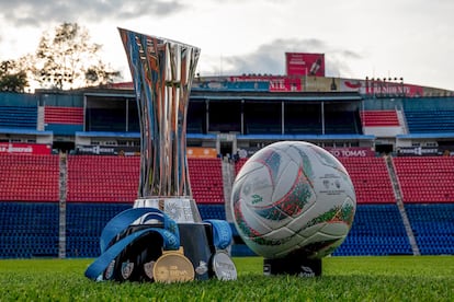 Balón y trofeo de la Liga Expansión MX 2023.