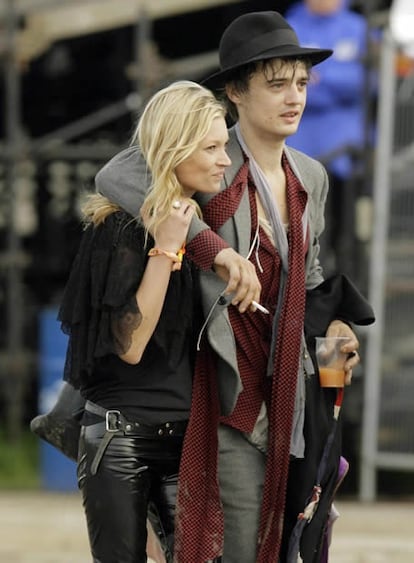 Aunque oficialmente su relación ha terminado, la supermodelo Kate Moss sigue preocupada por el estado de salud de su ex, el polémico cantante Pete Doherty. Según informaciones del diario &#39;<i>The Mirror</i>, Moss se está haciendo cargo de la factura del último intento del líder de los Babyshambles por salir del mundo de las drogas, en el que lleva años metido. Precisamente, uno de los principales motivos de la ruptura de la pareja fue que Doherty continuaba con sus excesos y escapadas aún habiéndole prometido no volver a hacerlo.