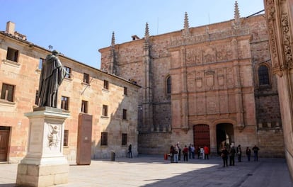 La estatua del Fray Luis de León en la entrada de la Universidad de Salamanca.