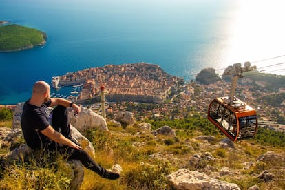 En cualquier visita a la croata Dubrovnik no se puede obviar una excursión al vecino monte Srđ. Allí arriba, a 412 metros de altitud, tendremos a los pies esta ciudad amurallada cargada de encanto y bañada por el mar Adriático. Ya se dieron cuenta los franceses que, a comienzos del siglo XIX, construyeron en esta montaña su Fort Imperial. Aunque los deportistas pueden seguir subiendo a pie, desde el año 2010 hay también un teleférico. Las vistas abarcan toda Dubrovnik y el islote de Lokrum, con el archipiélago que forman las islas Elafiti en el horizonte. Su estratégica posición hizo que fuera un objetivo bélico clave durante la guerra de la década de 1990. Una exposición permanente, en los restos del fortín napoleónico, recuerda los estragos de aquel conflicto reciente.