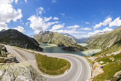 Un paisaje montañoso “árido y agreste”, que se caracteriza por la alternancia de paredes de granito con las siluetas industriales de los elevados muros de las presas, las centrales hidroeléctricas y las líneas eléctricas de alta tensión, como subraya Turismo de Suiza, domina las vistas que se disfrutan desde el Puerto de Grimsel, que comunica los valles Haslital, en Berna Oberland, con el Goms, en el Valais. Forma parte, junto con los puertos de montaña de Furka y de Susten, de una de las rutas por carretera más famosas de los Alpes suizos, a más de 2.000 metros de altura.