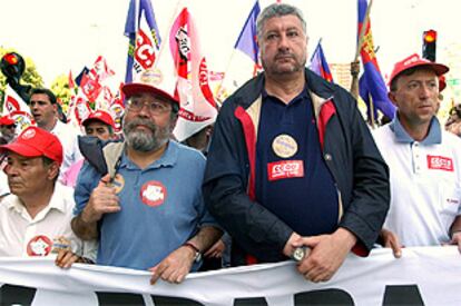 Cándido Méndez (i) y José María Fidalgo (d), en una marcha a pie desde Palencia para protestar por el cierre de Fontaneda.