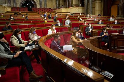 Pleno del Parlament, con los diputados separados por mamparas, este martes.