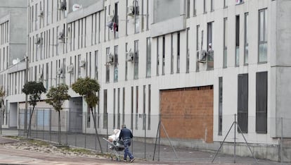 El edificio ocupado en Parla.