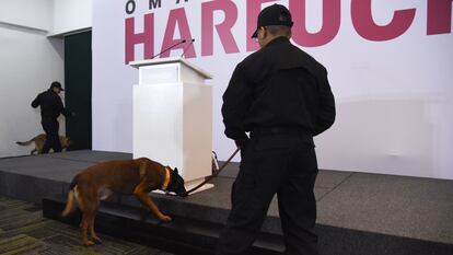 Elementos de seguridad inspeccionan el sitio de una conferencia de Omar García Harfuch, el 25 de septiembre.