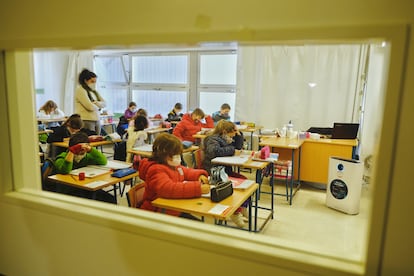 Alumnos del CEIP Maestro Antonio Reyes Lara, de Gines (Sevilla), durante una de las clases.