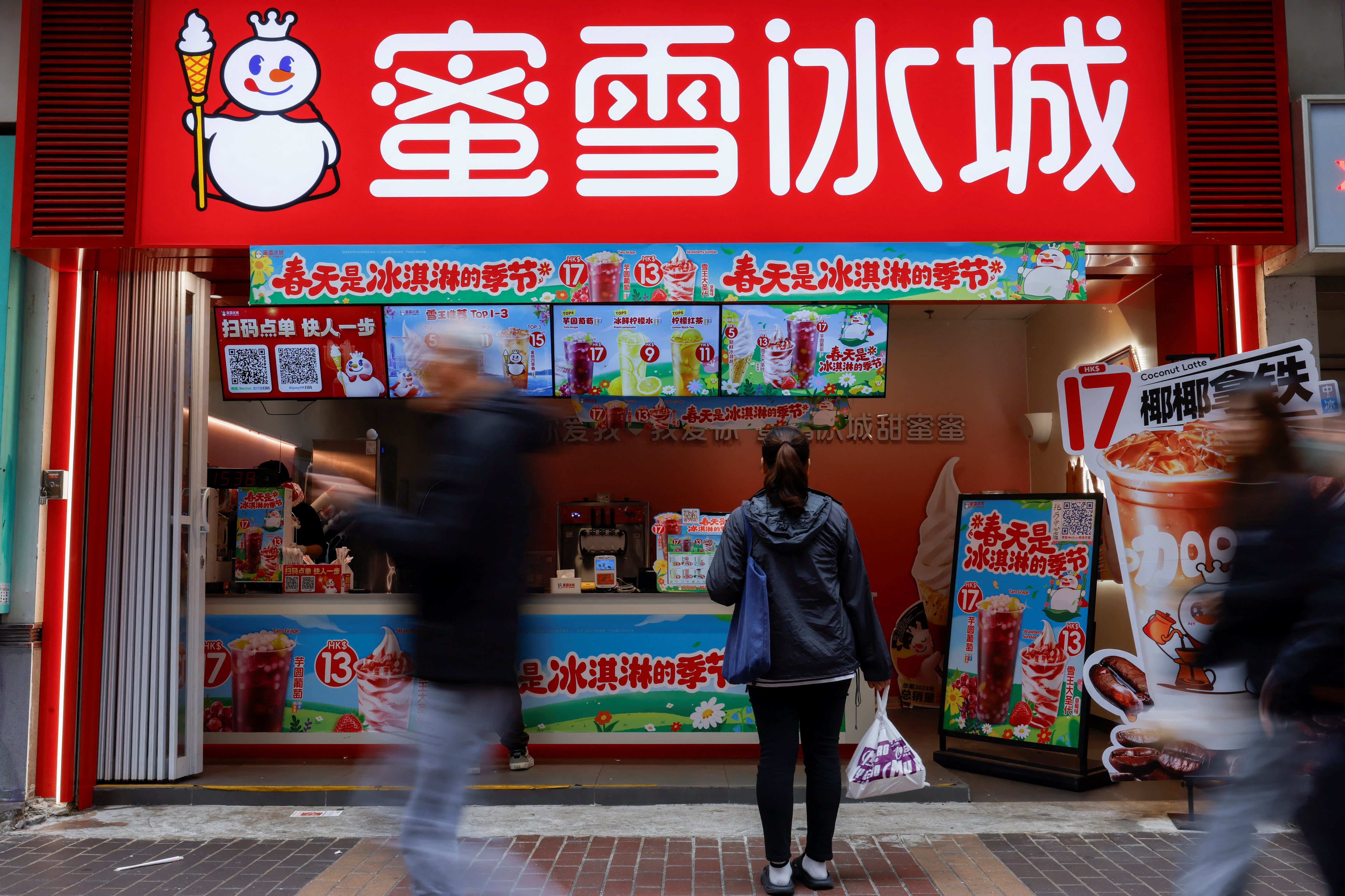 Un grupo de personas pasa por delante de una tienda Mixue, en Hong Kong, China, el 25 de febrero de 2025.