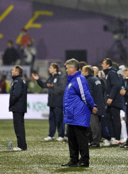 Guus Hiddink (a la izquierda), pensativo en la banda.