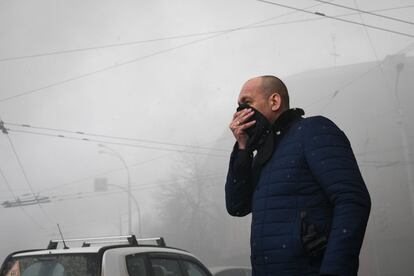 El centro comercial que incluía varias salas de cine y restaurantes y un sauna estaba lleno de gente el domingo. En la imagen, un hombre se protege del humo en los alrededores del centro comercial Zimnaya Vishnya en la ciudad rusa de Kémerovo, Siberia (Rusia), el 26 de marzo de 2018.