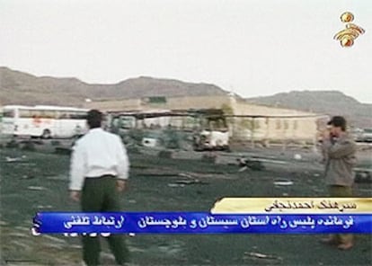 Una imagen de la televisión muestra el lugar de la catástrofe, cerca de la ciudad de Esmat Abdad.