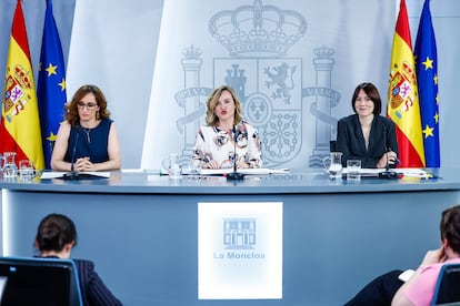 Las ministras Mónica García, Pilar Alegría y Diana Morant, en la rueda de prensa posterior al Consejo de Ministros, este martes en La Moncloa, en Madrid. 