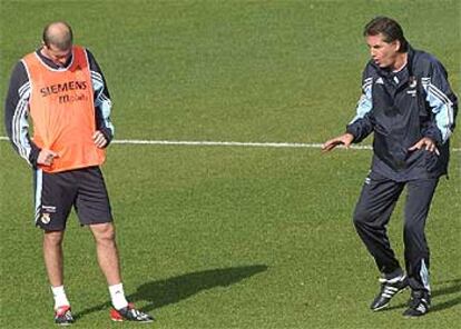 Zidane (izquierda) y Queiroz, durante un entrenamiento con el Madrid.