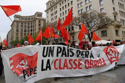 Miembros del Partido Comunista durante la marcha del Primero de Mayo por las calles de Barcelona.