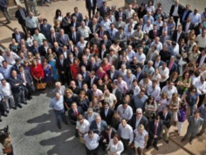 Los alcaldes del PP, ayer, ante la sede del partido en Valencia.
