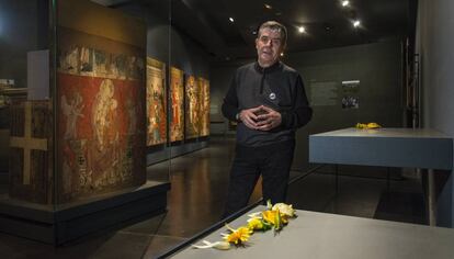 Josep Giralt, a la zona on s'exposaven tres de les obres de Sixena on els visitants han deixat flors de paper.
