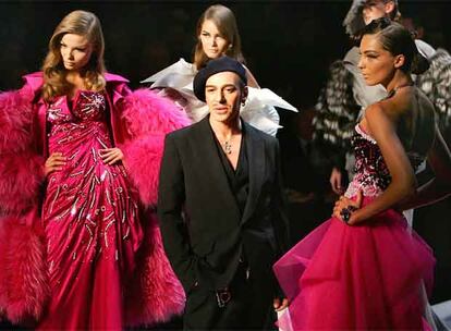 La colección de Christian Dior, creada por John Galliano, destaca por los colores llamativos. El diseñador, que aparece aquí entre sus modelos, propone hacer frente a los días más grises del año con una nota de color.