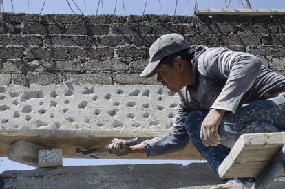 Un trabajador de la construcción en la Ciudad de México.