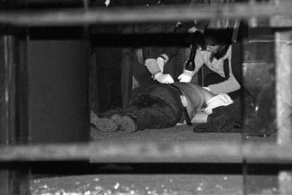 El cadáver de Víctor Manuel Pozo Patón, abatido en el tiroteo de la discoteca Amnesia en 1999.