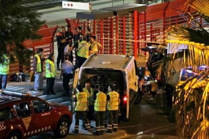 Agentes de los Mossos y personal de emergencias, en la estación de Castelldefels Playa poco después del accidente.