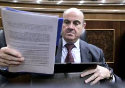 El ministro de Economía, Luis de Guindos, al inicio hoy de la sesión de control al Gobierno del pleno del Congreso que debate sobre la financiación autonómica.