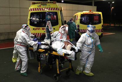 Traslado de una paciente con covid-19 desde el Hospital Universitario de Guadalajara al hospital Puerta de Hierro en Madrid.