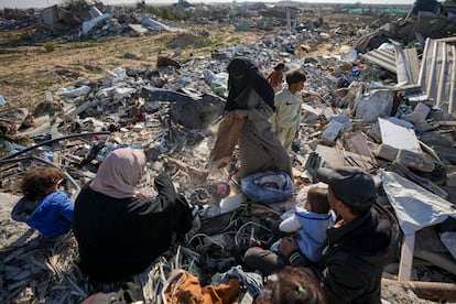 Azhar Abu Sheiban y su familia buscan entre los escombros de su vivienda, este martes en Rafah.