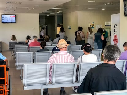 Varios pacientes en una de las salas del Infanta Sofía donde esperan los que han sido catalogados con el color verde y azul. / JUAN BARBOSA