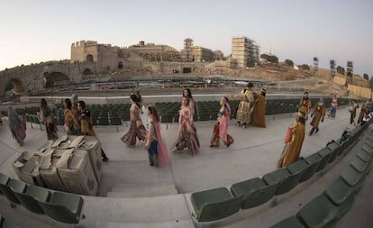 Actores caracterizados para el espectáculo 'El sueño de Toledo' con el escenario y el decorado de época al fondo.