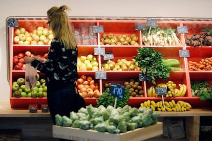 Una mujer compra en una frutería