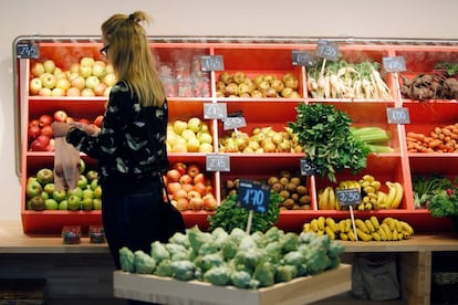 Una mujer compra en una fruter&iacute;a