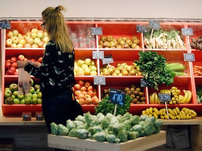 Una mujer compra en una fruter&iacute;a