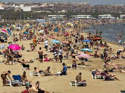 Playa de la Malvarrosa de Valencia, llena de bañistas.