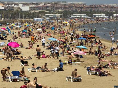 Playa de la Malvarrosa de Valencia, llena de ba&ntilde;istas.