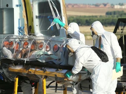 Miguel Pajares, retirado em maca da ambulância.