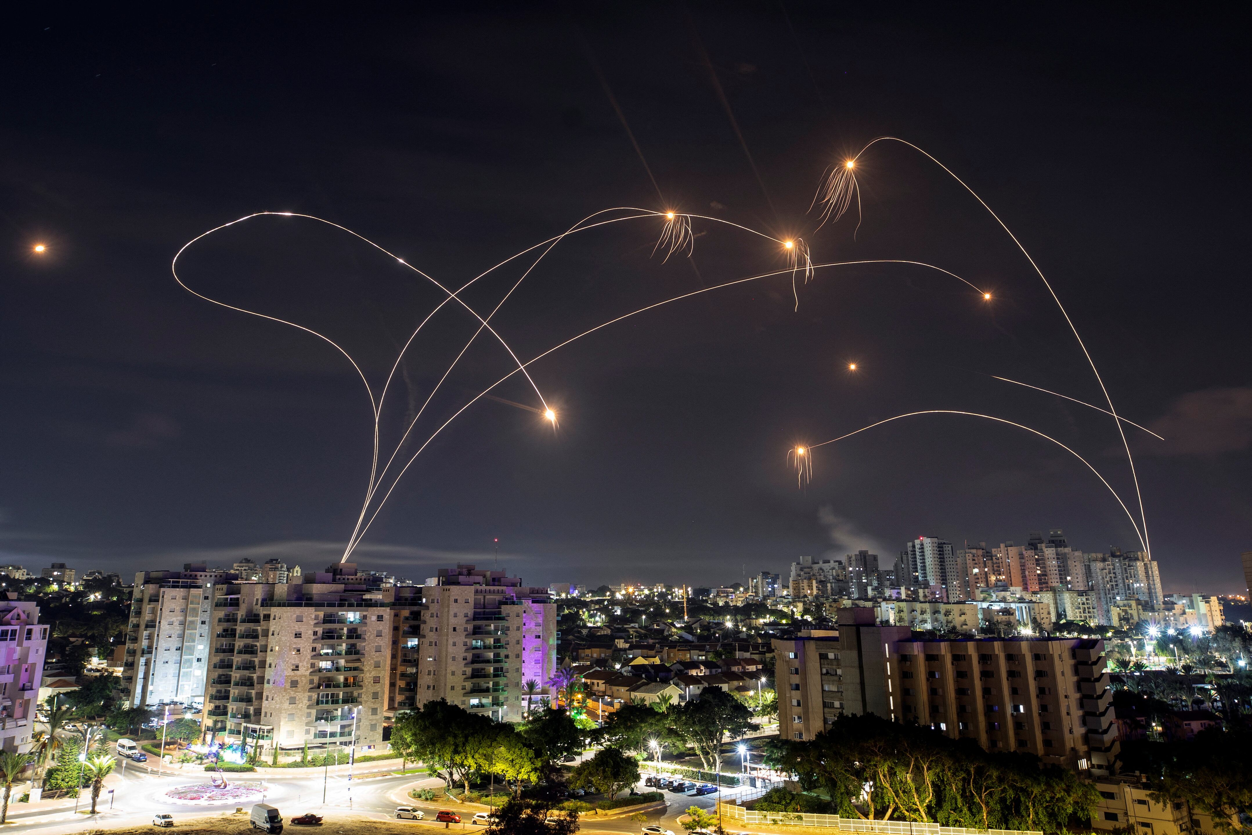 Cohetes disparados por militantes palestinos desde la ciudad de Gaza eran interceptados por el sistema de defensa israelí Cúpula de Hierro, en la madrugada del domingo. 