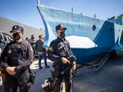 La Policía custodia la narcolancha intervenida en una nave de Monda (Málaga), este viernes.