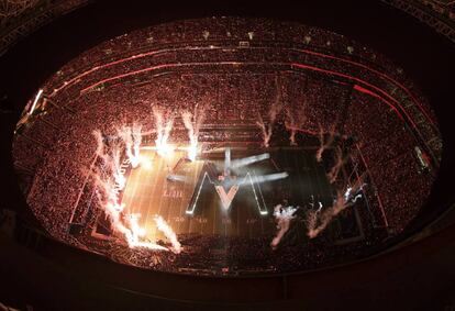Fuegos artificiales iluminan el escenario en el espectáculo musical del descanso, que ha contado con la actuación principal de Maroon 5.