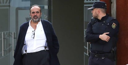 El exalcalde de Majadahonda, Guillermo Ortega, sale de la Audiencia Nacional durante el juicio del 'caso Gürtel'.