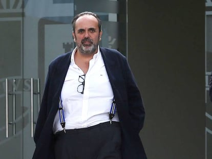 El exalcalde de Majadahonda, Guillermo Ortega, sale de la Audiencia Nacional durante el juicio del 'caso Gürtel'.