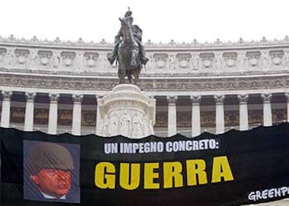 Greenpeace ha colocado un cartel contra la guerra en pleno corazón de Roma, con una imagen de Berlusconi.