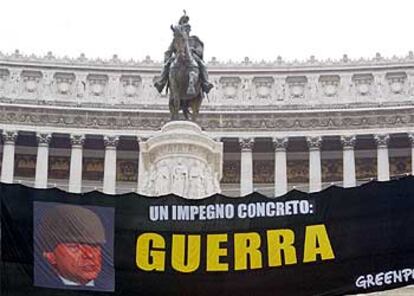 Greenpeace ha colocado un cartel contra la guerra en pleno corazón de Roma, con una imagen de Berlusconi.