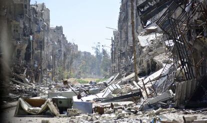 Una calle de Yarmuk, a seis kil&oacute;metros al sur de Damasco, este lunes tras los combates entre yihadistas y palestinos. 