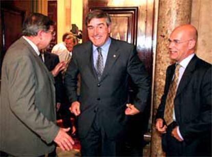 Francesc Homs, en el centro, tras el debate sobre financiación celebrado en el Parlament.