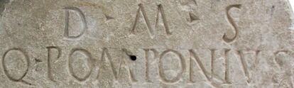 Uno de los nombres que aparece en la estela funeraria. 