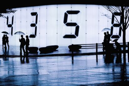 <b>Reloj digital gigante en una calle del distrito de Roppongi, en Tokio (Japón)</b>