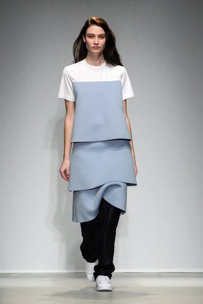 Jacquemus MODEL ON CATWALK, WOMAN DEFIL..........