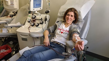 Diana Berrent doa plasma em Nova York, numa imagem cedida por ela mesma.